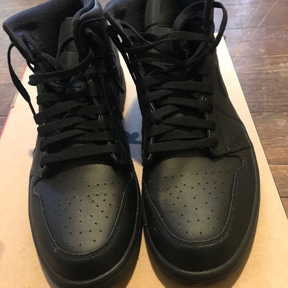 Brand new Jordan ones and I still have the box - Picture 5 of 8